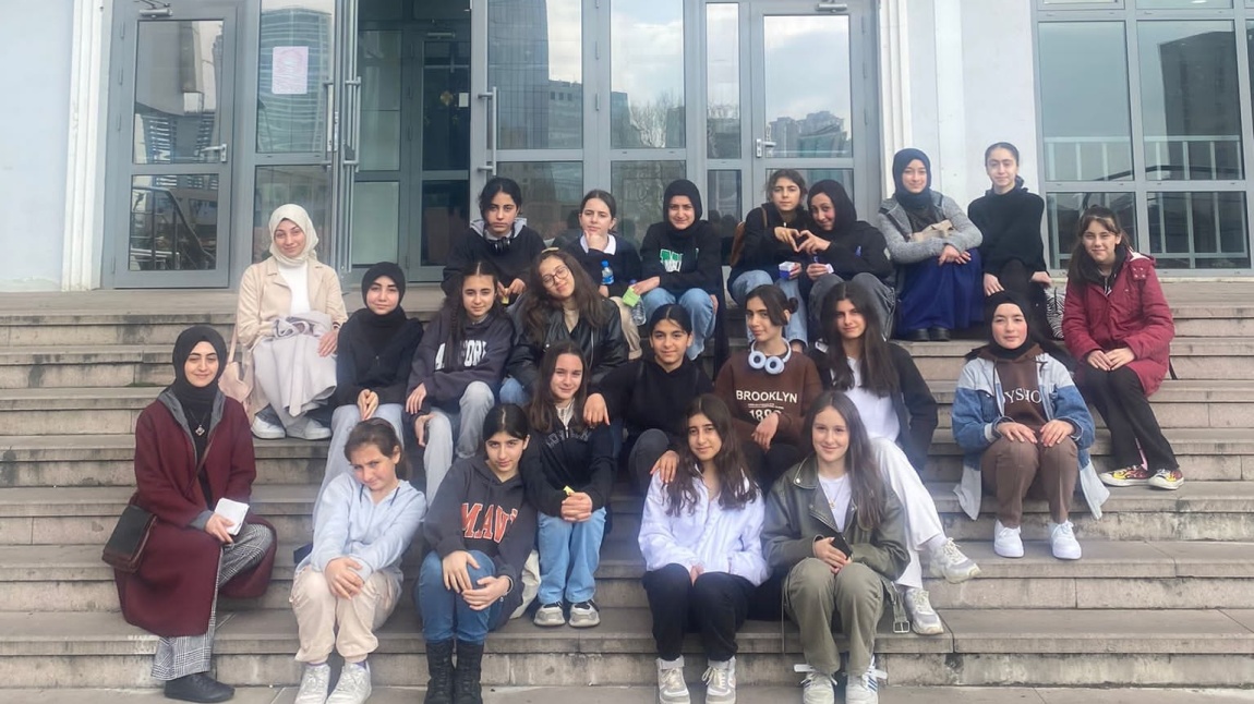 Öğrencilerimiz için lise tanıtımlarında Saray Anadolu İmam Hatip Lisesi ile Halide Edip Mesleki ve Teknik Anadolu Lisesisine gezi düzenlendi.